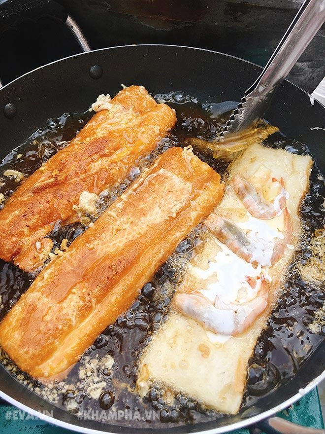 Hàng bánh mì chiên tôm 10 nghìnchiếc thơm nức mũi khu phố tây sài thành
