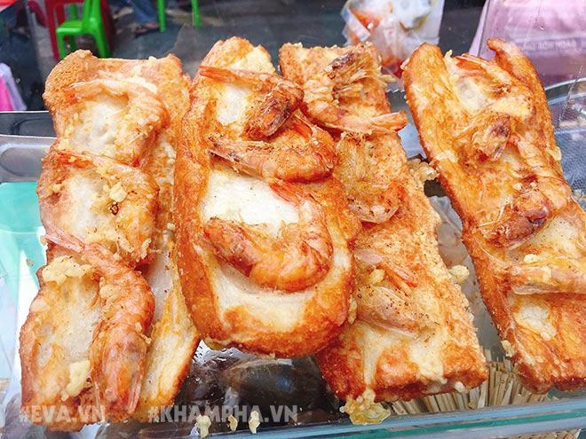 Hàng bánh mì chiên tôm 10 nghìnchiếc thơm nức mũi khu phố tây sài thành