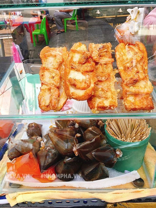 Hàng bánh mì chiên tôm 10 nghìnchiếc thơm nức mũi khu phố tây sài thành