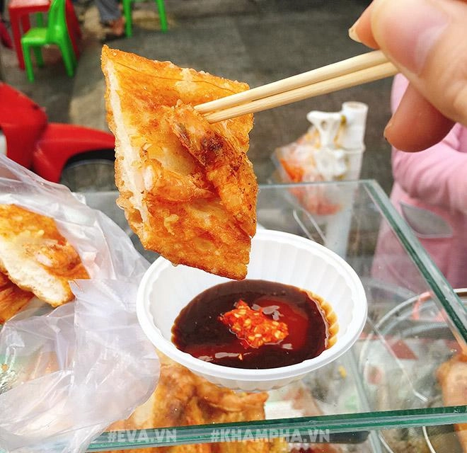 Hàng bánh mì chiên tôm 10 nghìnchiếc thơm nức mũi khu phố tây sài thành