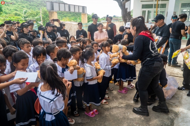 Hành trình thiện nguyện vì con chữ cho các em học sinh khó khăn của đoàn xe mô tô phân khối lớn