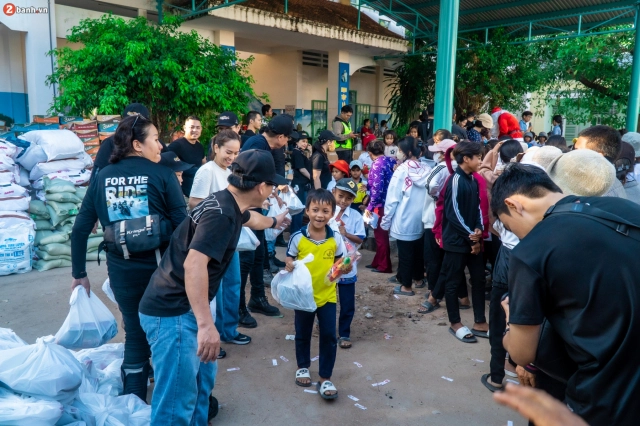 Hành trình thiện nguyện vì con chữ cho các em học sinh khó khăn của đoàn xe mô tô phân khối lớn
