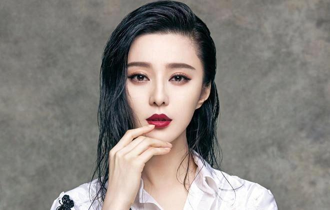 Hết thời sau scandal phạm băng băng tái xuất làm beauty blogger giới thiệu mỹ phẩm bình dân