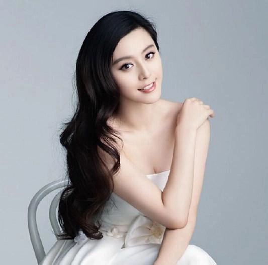 Hết thời sau scandal phạm băng băng tái xuất làm beauty blogger giới thiệu mỹ phẩm bình dân