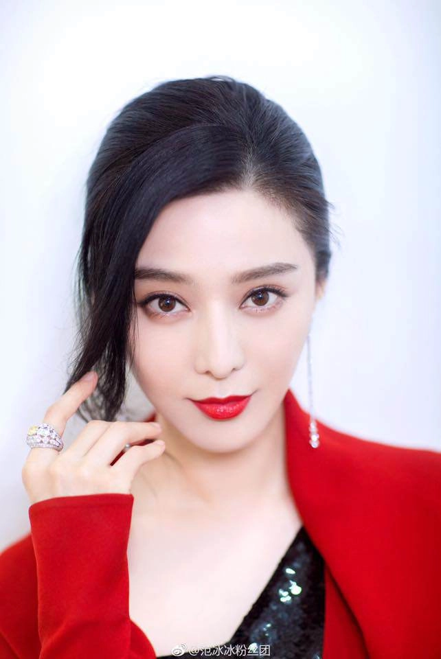 Hết thời sau scandal phạm băng băng tái xuất làm beauty blogger giới thiệu mỹ phẩm bình dân