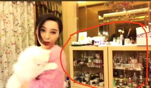 Hết thời sau scandal phạm băng băng tái xuất làm beauty blogger giới thiệu mỹ phẩm bình dân