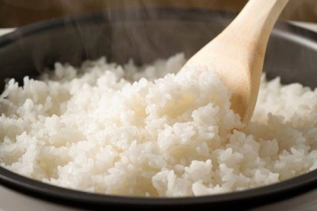 hô biến cơm nguội ngon như cơm nóng sốt chỉ bằng mẹo nhỏ này