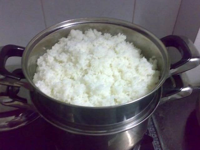 hô biến cơm nguội ngon như cơm nóng sốt chỉ bằng mẹo nhỏ này