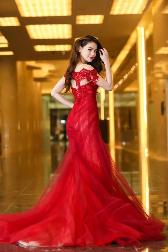 Hồ ngọc hà khoe clip catwalk và xoay người chuẩn như hoa hậu