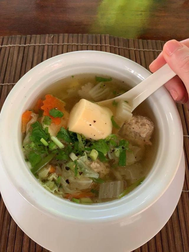 Hồ ngọc hà than thở ăn như chết đói sau chuyến detox thải độc dài ngày ở thái lan