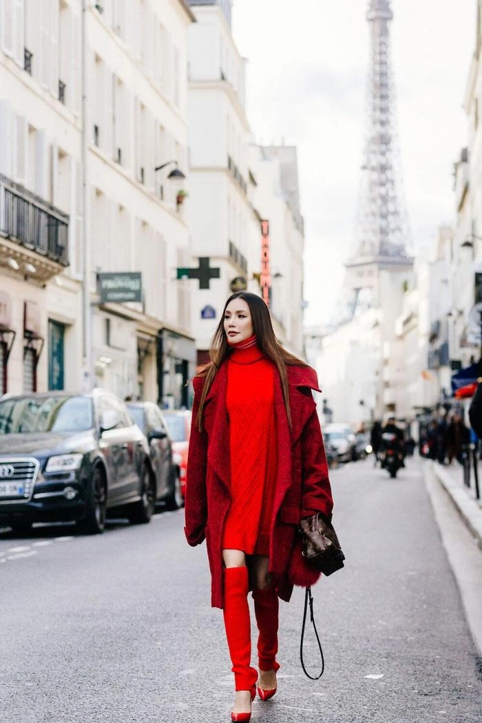 Hồ quỳnh hương khoe street style giáng sinh đẹp lung linh giữa lòng paris
