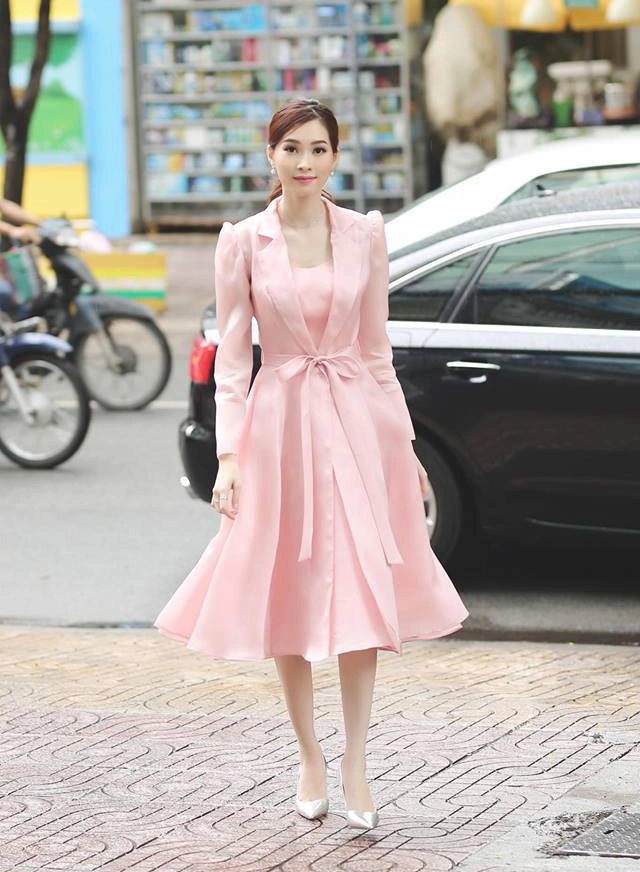 Hoa hậu đặng thu thảo mỏng manh như sương mai với tone màu hồng thạch anh