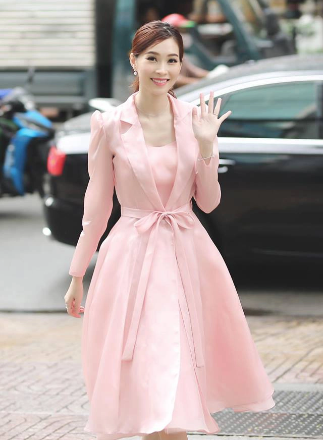 Hoa hậu đặng thu thảo mỏng manh như sương mai với tone màu hồng thạch anh