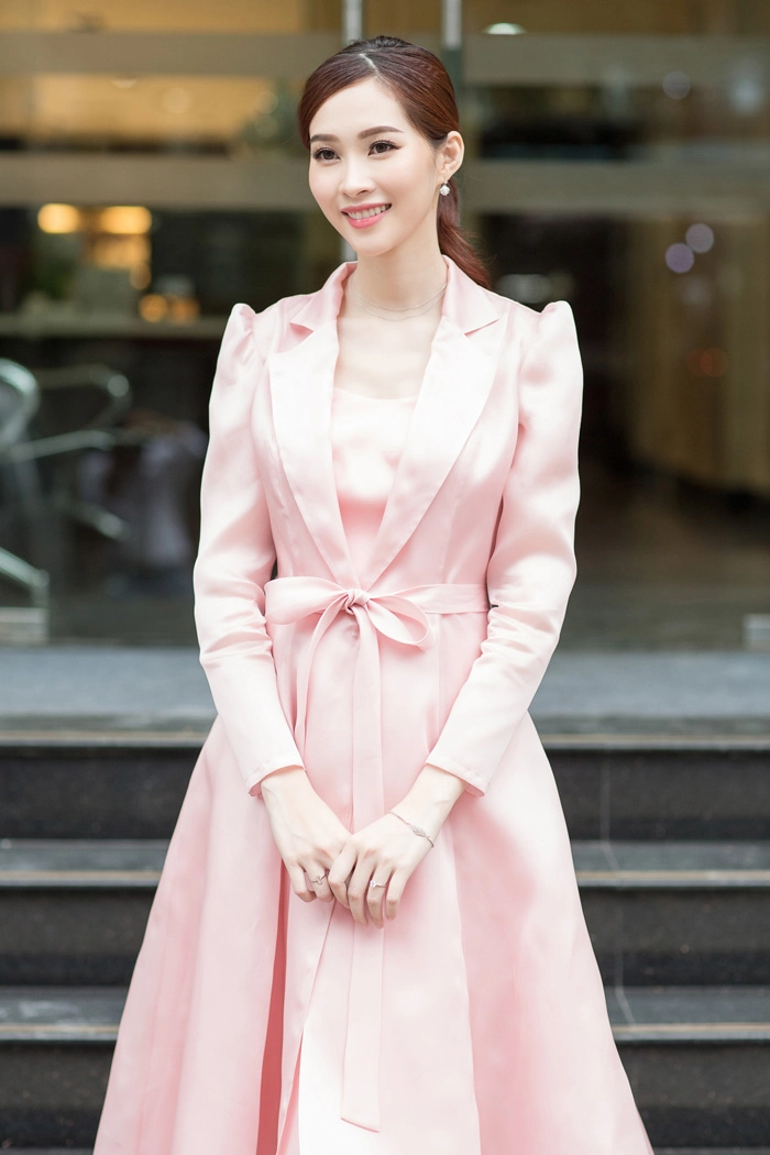 Hoa hậu đặng thu thảo mỏng manh như sương mai với tone màu hồng thạch anh