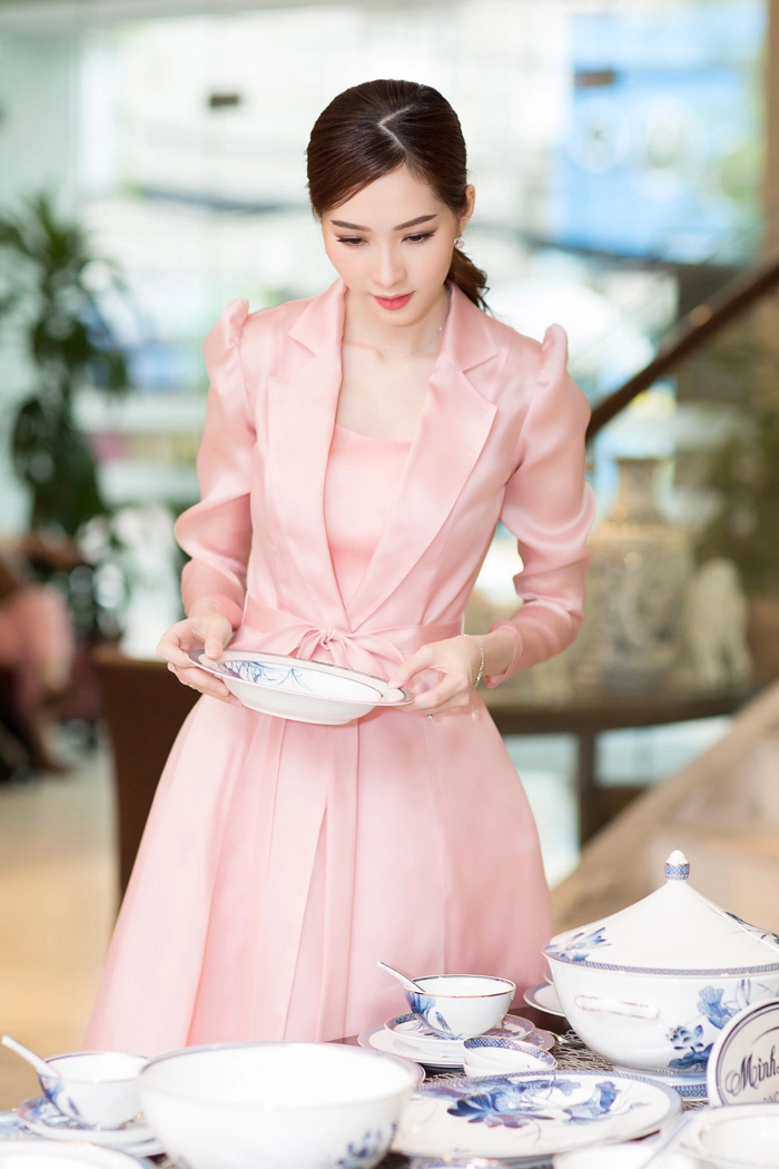 Hoa hậu đặng thu thảo mỏng manh như sương mai với tone màu hồng thạch anh