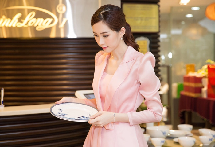 Hoa hậu đặng thu thảo mỏng manh như sương mai với tone màu hồng thạch anh