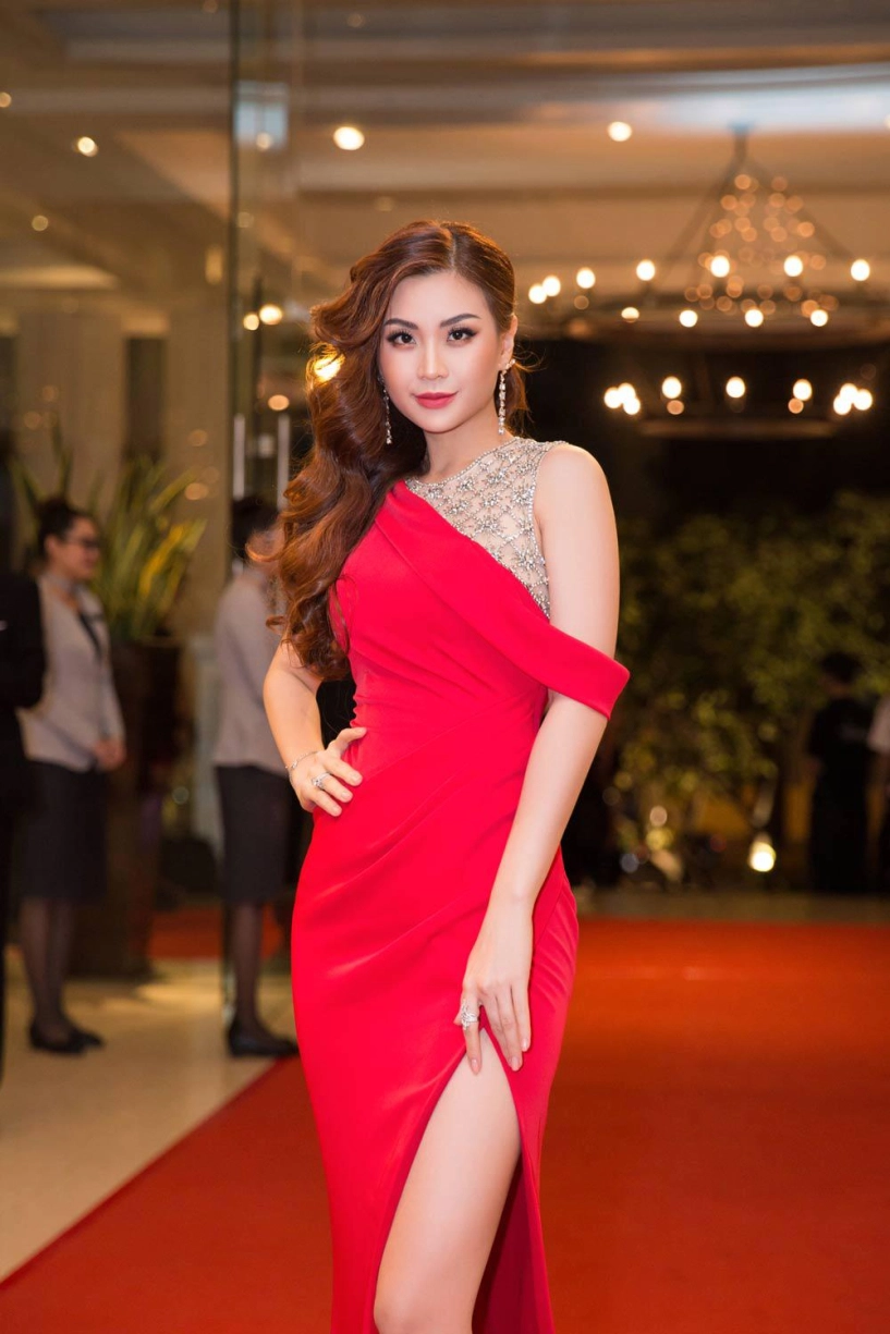 Hoa hậu đỗ mỹ linh đọ dáng nóng bỏng với kỳ duyên trên thảm đỏ đình đám