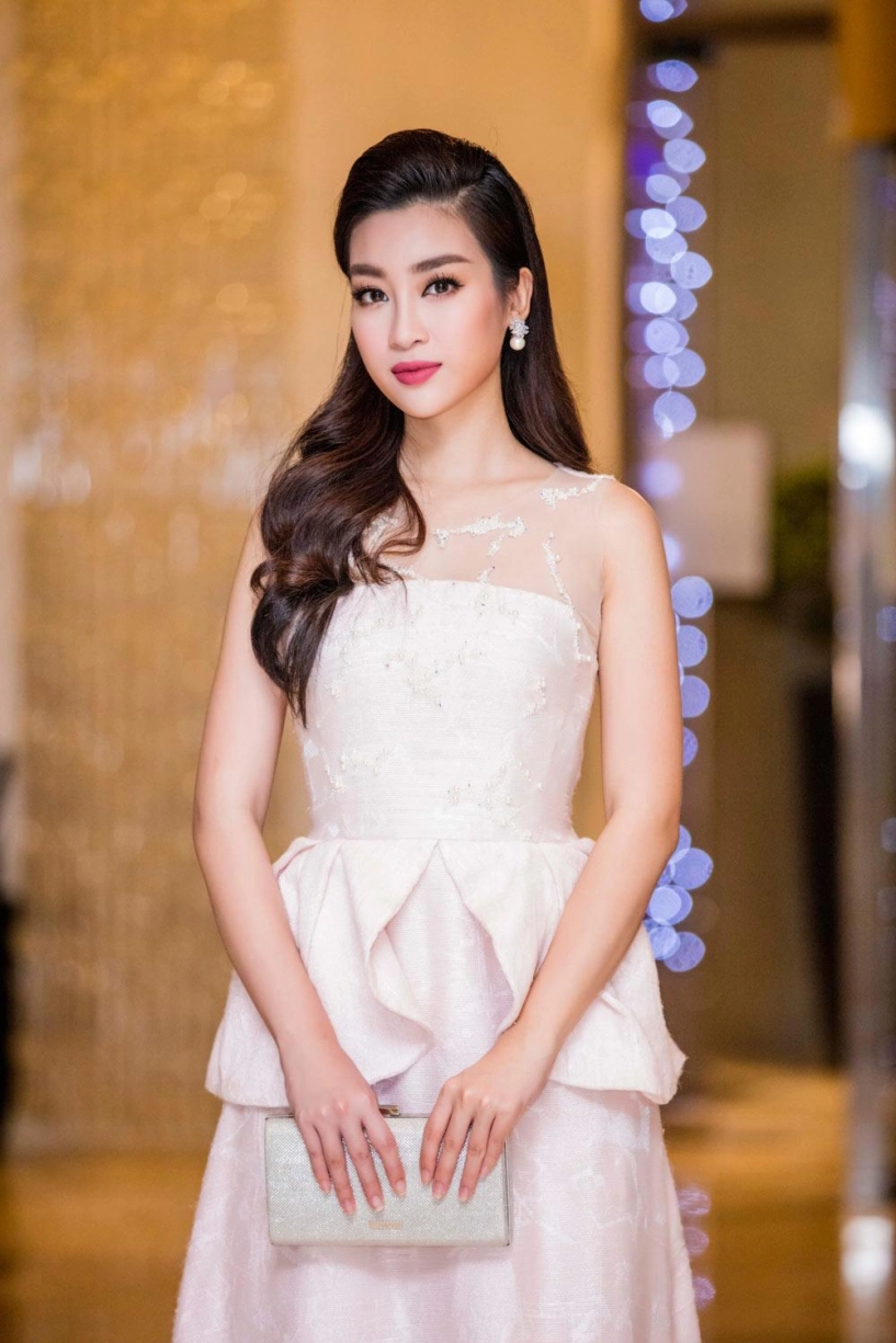 Hoa hậu đỗ mỹ linh và á hậu thanh tú khoe vẻ đẹp tươi như hoa