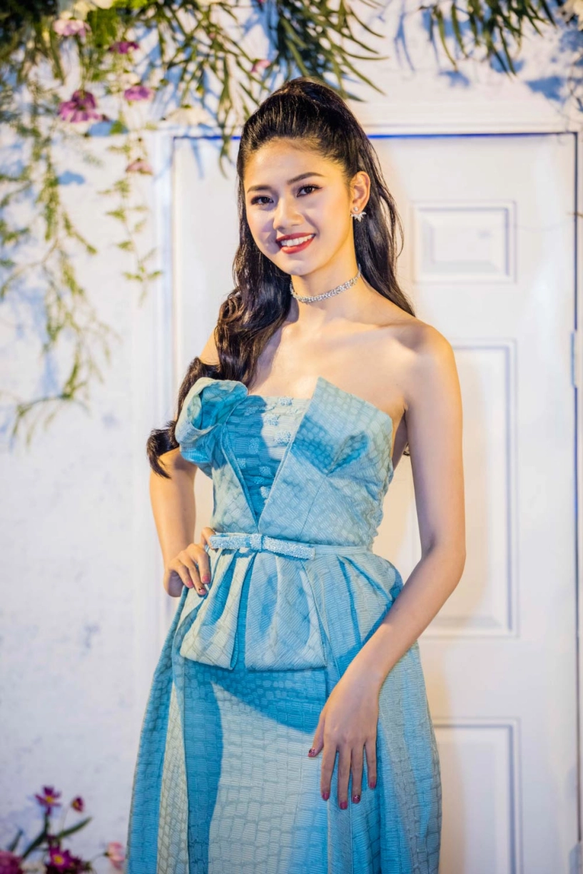 Hoa hậu đỗ mỹ linh và á hậu thanh tú khoe vẻ đẹp tươi như hoa