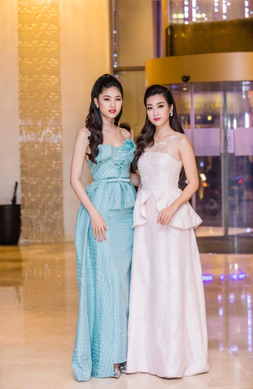 Hoa hậu đỗ mỹ linh và á hậu thanh tú khoe vẻ đẹp tươi như hoa