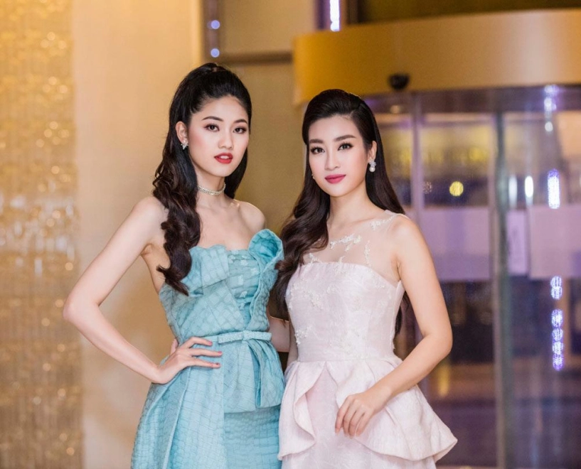 Hoa hậu đỗ mỹ linh và á hậu thanh tú khoe vẻ đẹp tươi như hoa