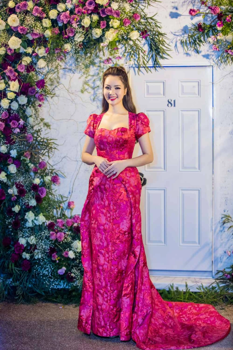 Hoa hậu đỗ mỹ linh và á hậu thanh tú khoe vẻ đẹp tươi như hoa