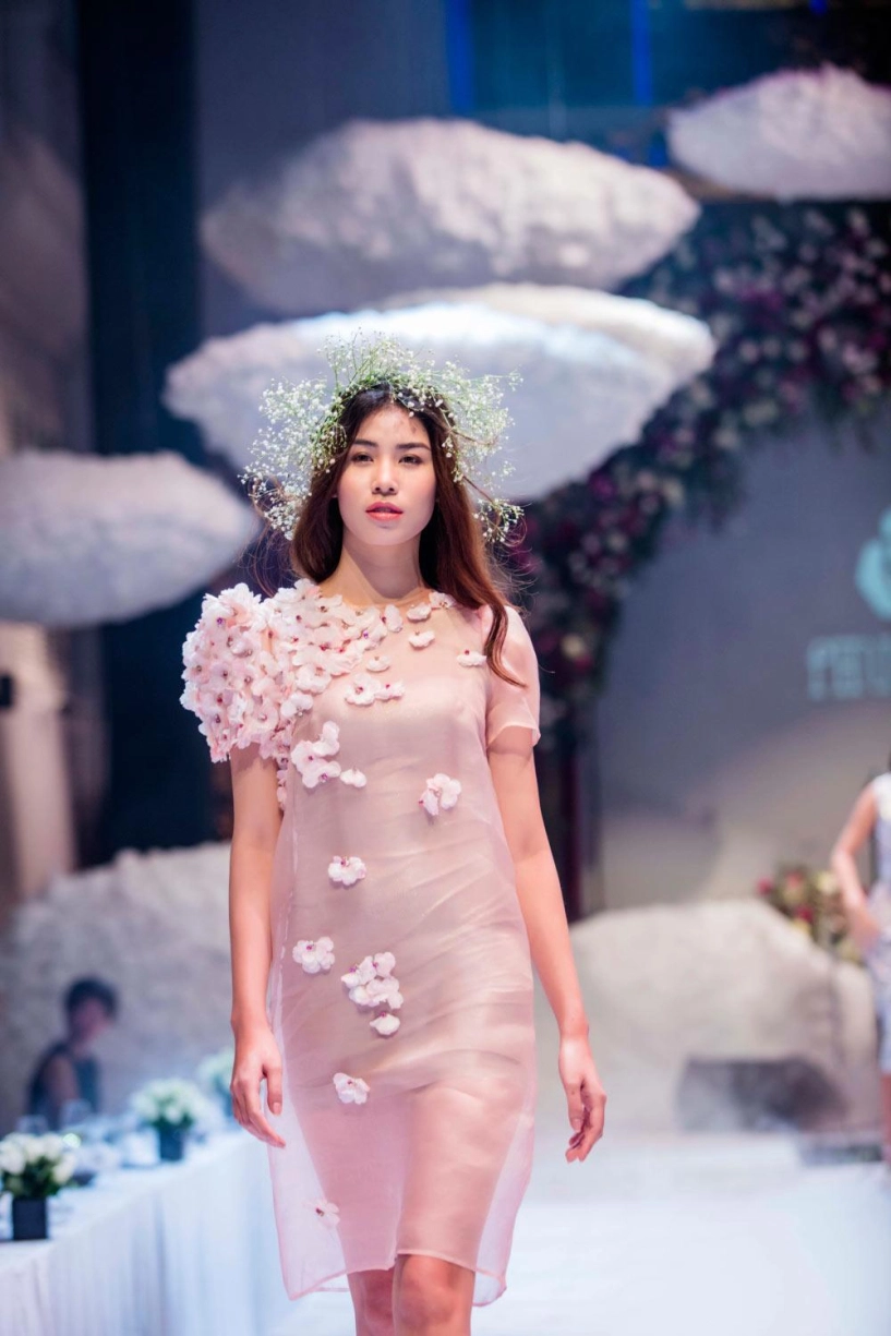 Hoa hậu đỗ mỹ linh và á hậu thanh tú khoe vẻ đẹp tươi như hoa