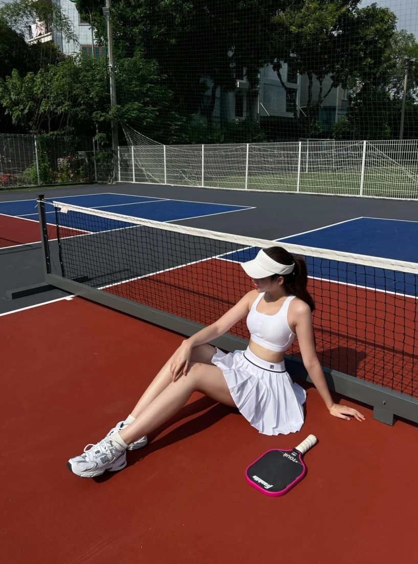 Hoa hậu đỗ thị hà trên sân pickleball không khoe mặt chỉ khoe dáng