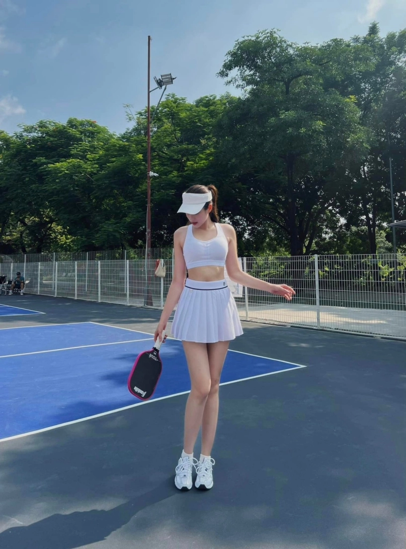 Hoa hậu đỗ thị hà trên sân pickleball không khoe mặt chỉ khoe dáng