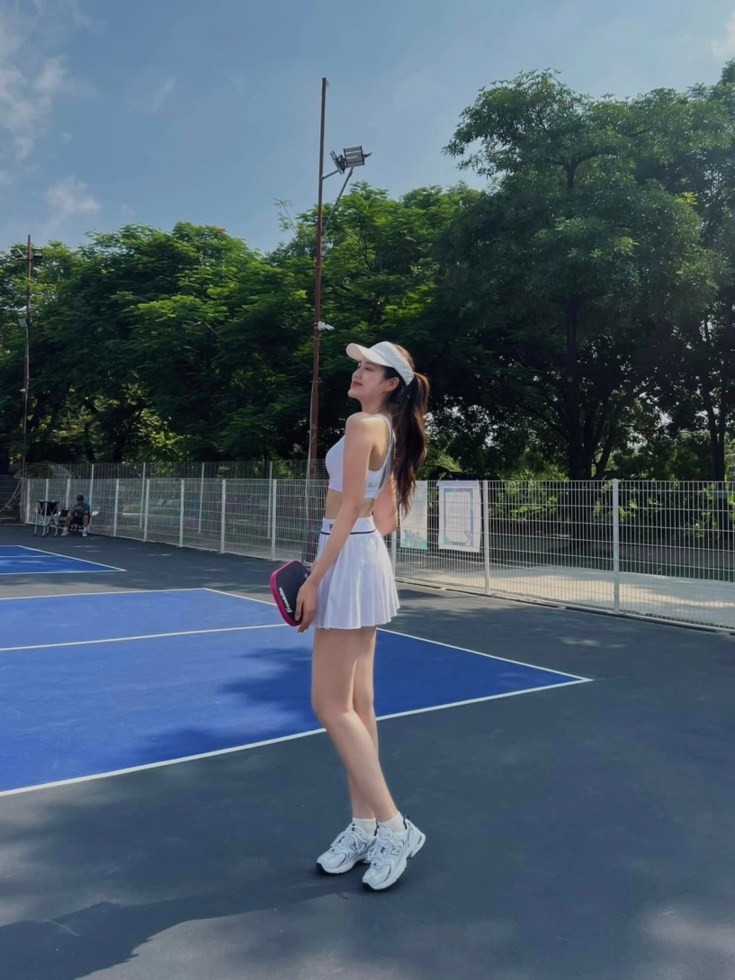 Hoa hậu đỗ thị hà trên sân pickleball không khoe mặt chỉ khoe dáng