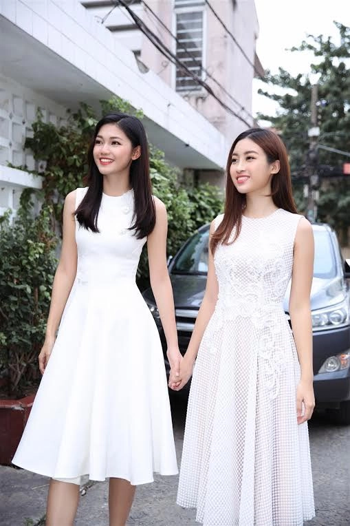 Hoa hậu mỹ linh á hậu thanh tú đẹp thoát tục khi hóa thân thành hằng nga