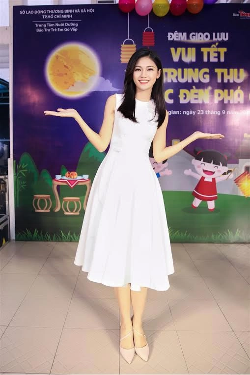 Hoa hậu mỹ linh á hậu thanh tú đẹp thoát tục khi hóa thân thành hằng nga