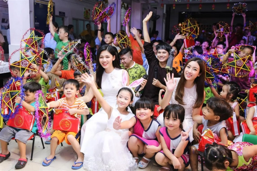 Hoa hậu mỹ linh á hậu thanh tú đẹp thoát tục khi hóa thân thành hằng nga