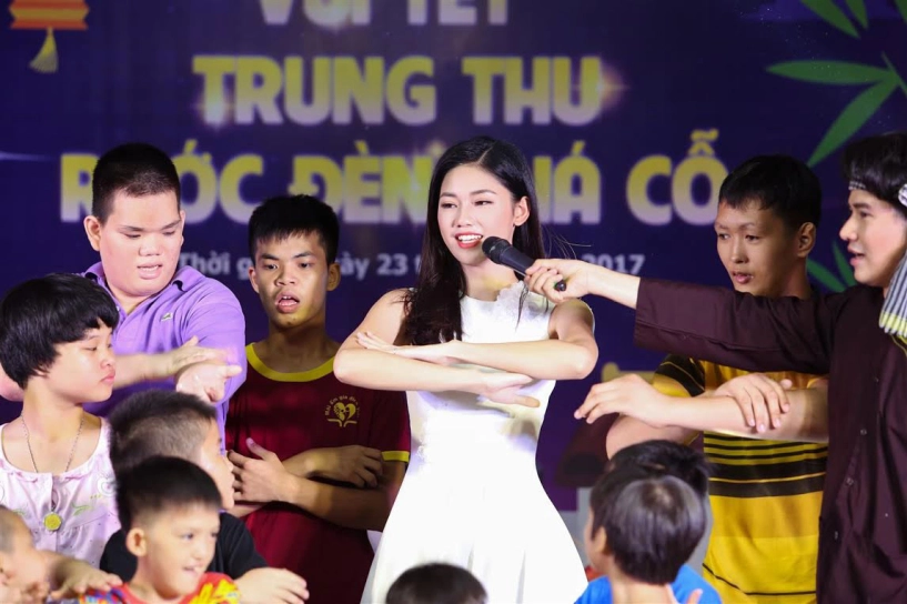 Hoa hậu mỹ linh á hậu thanh tú đẹp thoát tục khi hóa thân thành hằng nga