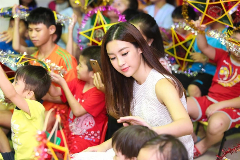 Hoa hậu mỹ linh á hậu thanh tú đẹp thoát tục khi hóa thân thành hằng nga