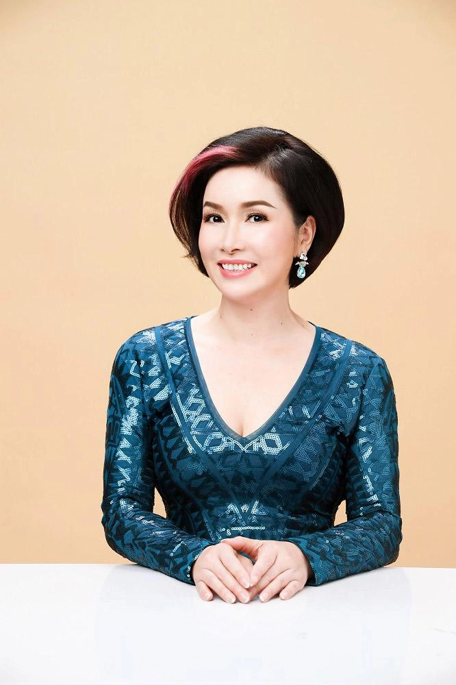 Hoa hậu việt nam đầu tiên quay lại ghế nóng giám khảo sau 30 năm