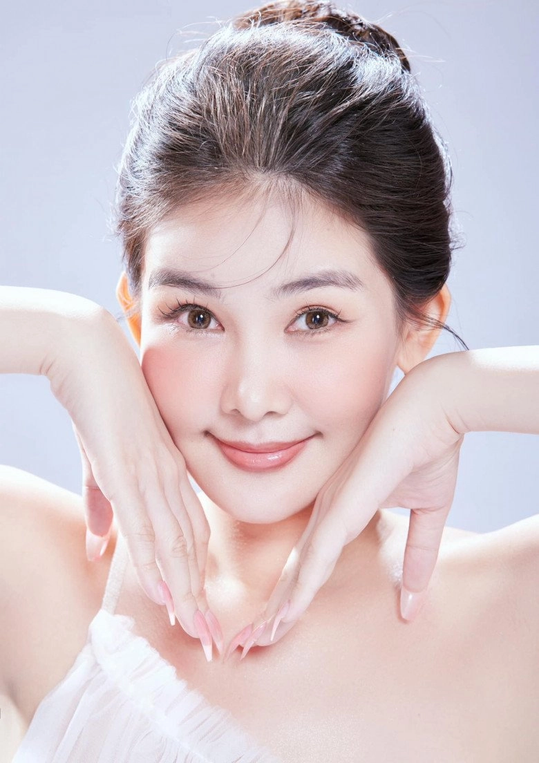 Hoa hậu việt vất vả chăm con trước khi đi dạy mỗi sáng nhan sắc tươi như hoa nhờ hai nguyên tắc