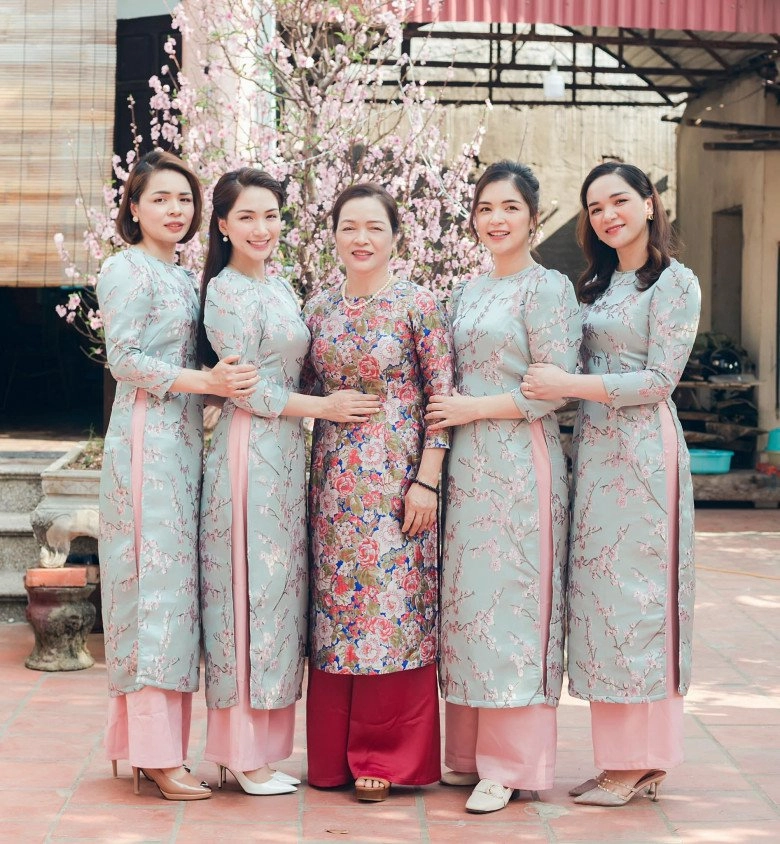 Hòa minzy có một chị gái là mc vtv không sinh đôi nhưng nhan sắc giống đến lạ ai cũng nhìn nhầm