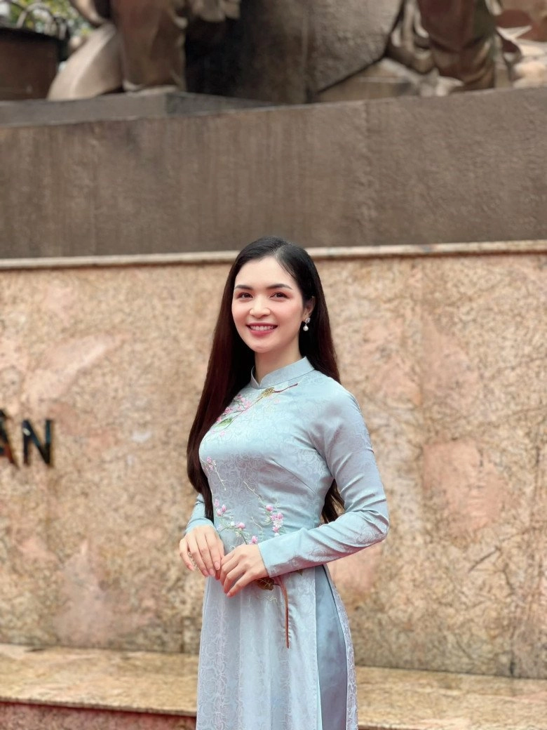 Hòa minzy có một chị gái là mc vtv không sinh đôi nhưng nhan sắc giống đến lạ ai cũng nhìn nhầm