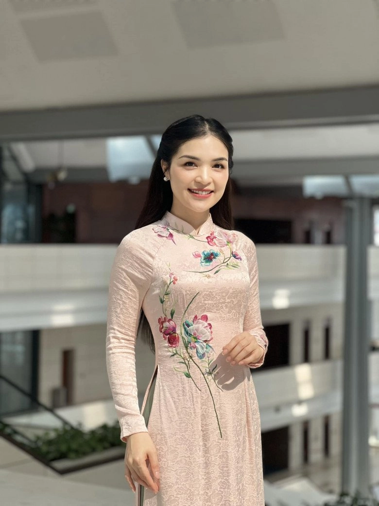 Hòa minzy có một chị gái là mc vtv không sinh đôi nhưng nhan sắc giống đến lạ ai cũng nhìn nhầm