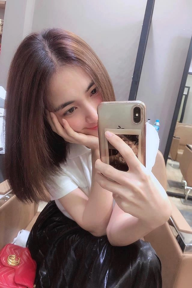 Hòa minzy giả vờ muốn chui xuống hố khi cắt tóc bob ngắn cũn cỡn và cái kết