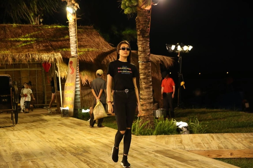 Hoàng thuy tranh thủ chạy show khi chung kết hoa hậu hoàn vũ đến gần