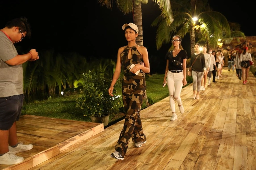 Hoàng thuy tranh thủ chạy show khi chung kết hoa hậu hoàn vũ đến gần
