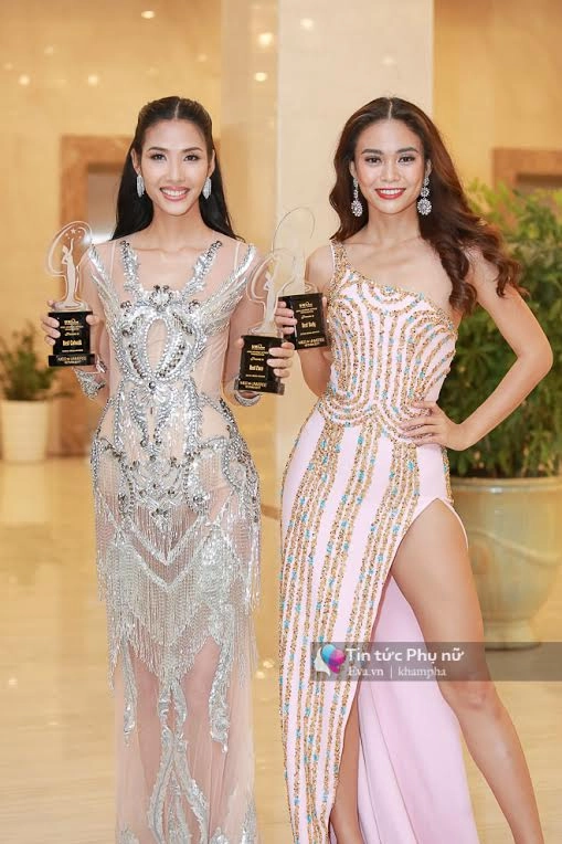 Hoàng thùy và mâu thuỷ sát cánh bên nhau cùng khoe chiến tích hoa hậu hoàn vũ