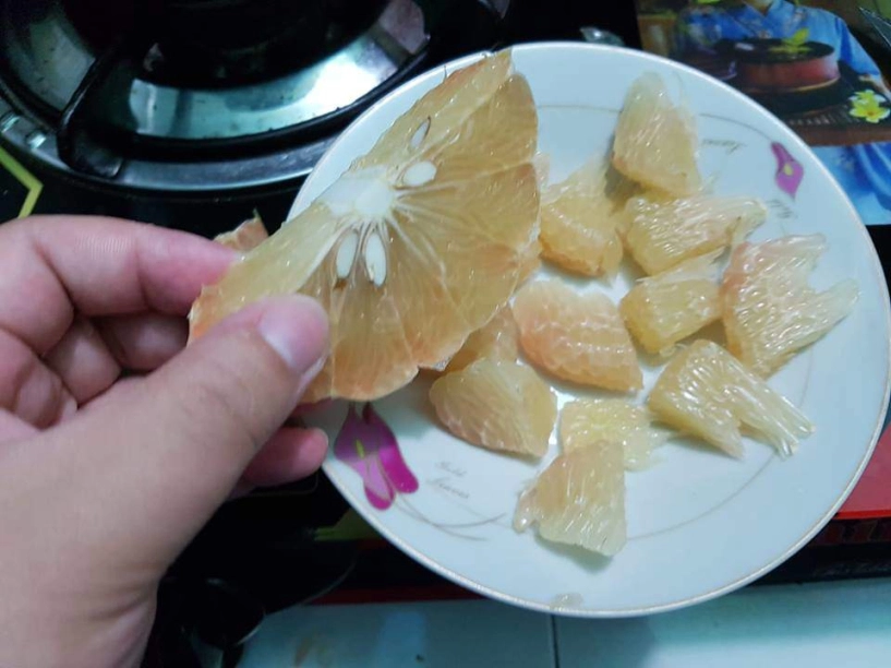 Học theo cách bóc bưởi triệu view trên mạng thanh niên bị mẹ mắng té tát vì kết quả