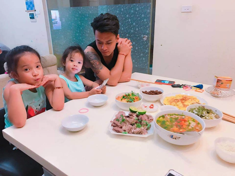 Hồng đăng đóng cùng toàn mỹ nhân nhưng tối vẫn về với vợ nhờ những mâm cơm đầy ắp này