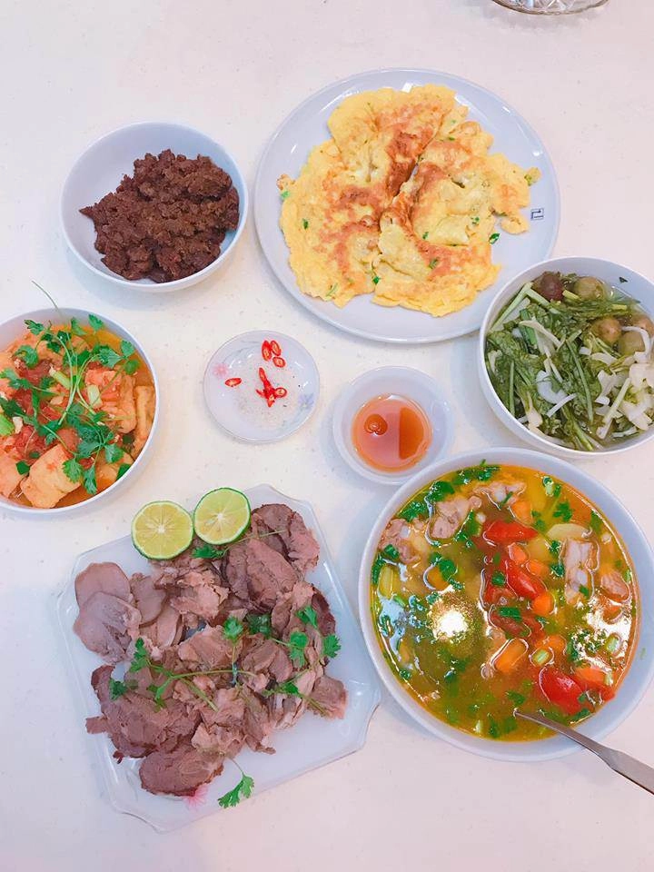 Hồng đăng đóng cùng toàn mỹ nhân nhưng tối vẫn về với vợ nhờ những mâm cơm đầy ắp này