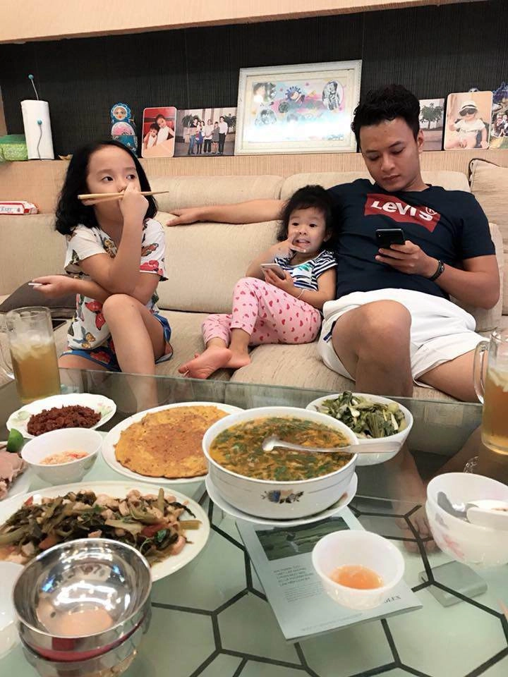 Hồng đăng đóng cùng toàn mỹ nhân nhưng tối vẫn về với vợ nhờ những mâm cơm đầy ắp này