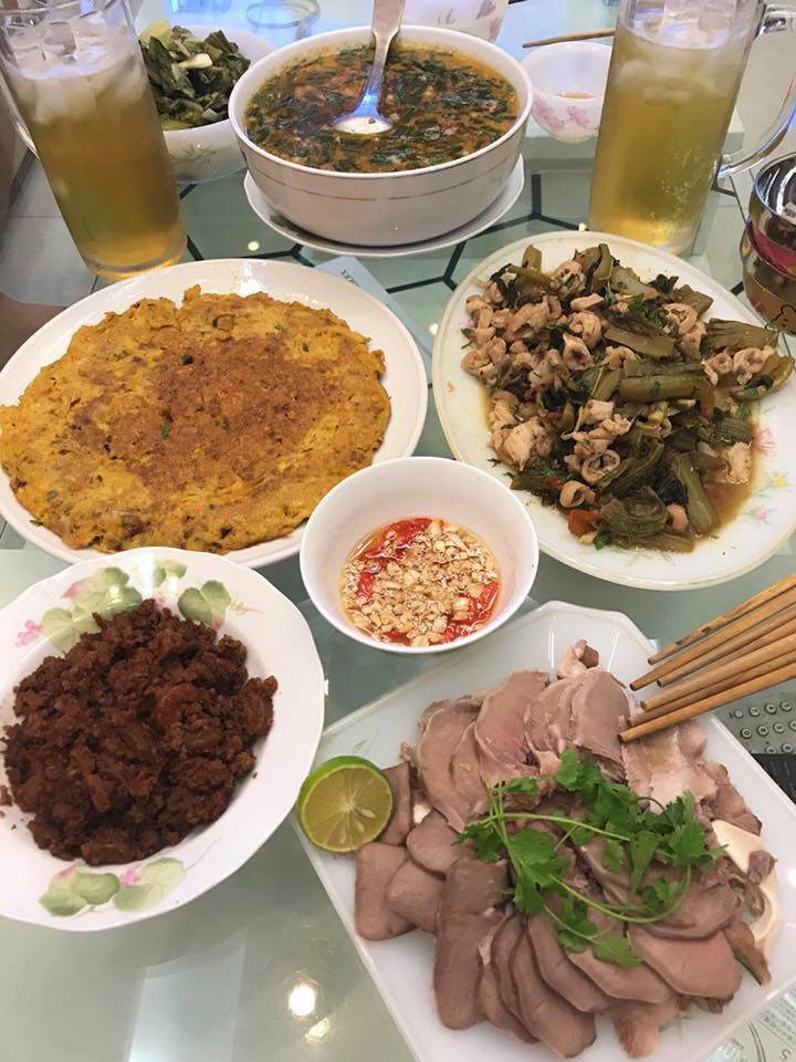 Hồng đăng đóng cùng toàn mỹ nhân nhưng tối vẫn về với vợ nhờ những mâm cơm đầy ắp này