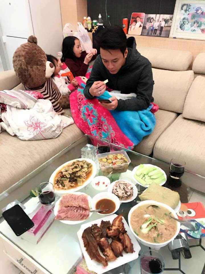 Hồng đăng đóng cùng toàn mỹ nhân nhưng tối vẫn về với vợ nhờ những mâm cơm đầy ắp này